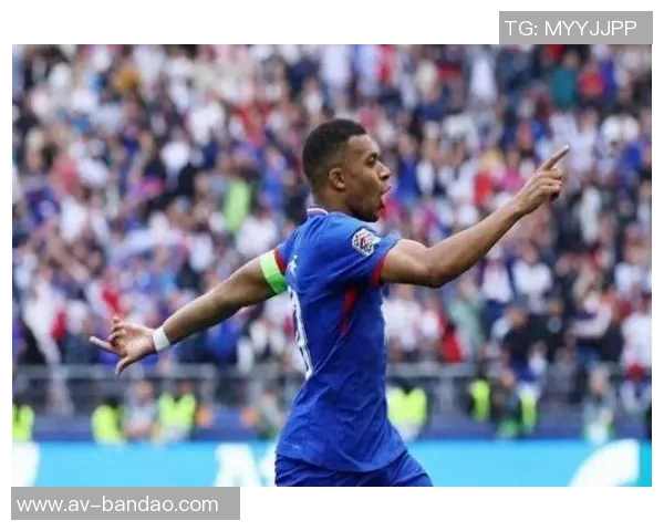 埃基蒂克梅开二度引发姆巴佩赞叹称其为超级球星